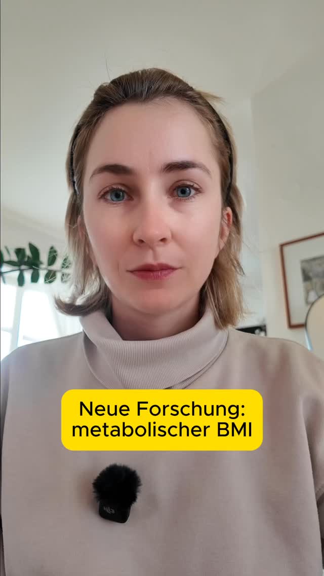 Zwei Personen mit exakt gleichem BMI können ein völlig unterschiedliches Gesundheitsrisiko haben.
Dafür wurde ein neuer Wert entwickelt — der sogenannte metBMI.
Er basiert nicht auf einer einfachen Formel, sondern auf komplexen Blutanalysen und KI-Modellen. Der metBMI zeigt, wie der Stoffwechsel tatsächlich arbeitet — also ob im Körper eher Entzündungen, Insulinresistenz oder andere Belastungen vorliegen.
Besonders spannend: Manche Menschen mit normalem BMI hatten bereits ein erhöhtes metabolisches Risiko. Andere mit höherem BMI dagegen nicht.
Denkst du hat der metBMI Potential? Schreib‘s in die Kommentare und folge mir für mehr gewichtsneutrale Wissenschaft!
#gewichtsneutral #wissenschaftskommunikation #bodymassindex #gesundheit #diätologin