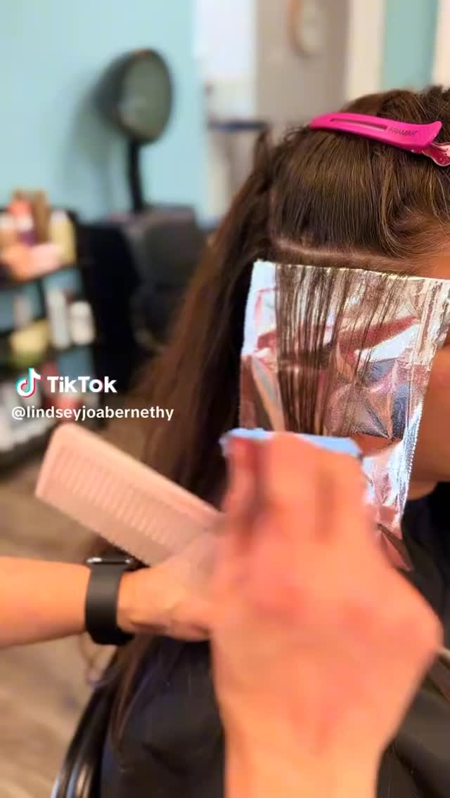 A beautiful rich dimensional red for the win 😍
@locksbylindseyjo
#redhair #westchestersalon #wc #westchester #kevinmurphy