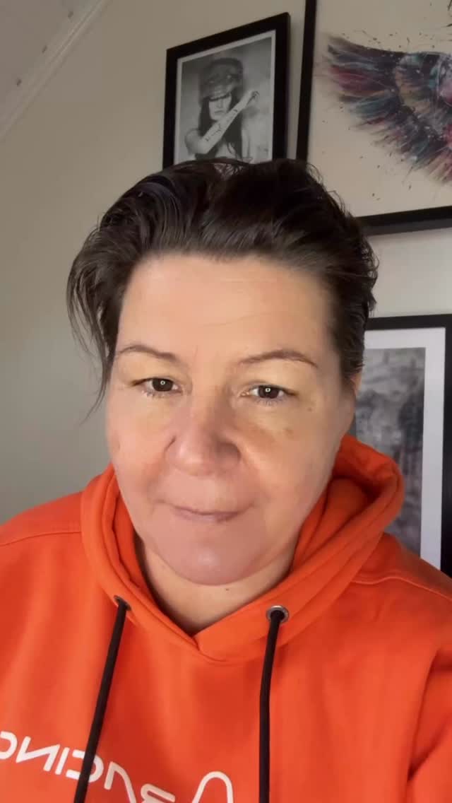 Min vän. Det handlar inte längre om att vara perfekt eller förenkla livet tills det tappar sin själ.
Det handlar om att vara verklig och äkta.
När du är äkta slappnar nervsystemet av. Masker behövs inte. Kampen tystnar. Och det som är sant börjar bära dig istället för att du bär allt själv.
Keep it real. Där börjar verklig förändring och där har du ditt skifte.
Hur landar orden hos dig?💚
#keepitreal