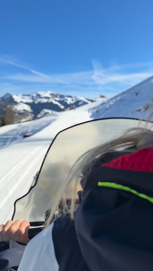 Das war TIPSY PEAKS VOL 1 🍾🥳🌞 Danke an die besten Hosts im @schilala_kitzbuehel und der @seidlalm und allen Durstigen, die bei bestem Wetter vorbeigeschaut haben - a Traumtagerl! 🫶🏼 Special shoutout to @romyrelay für die besten Beats und die geile Stimmung! 🪩 Schön wars, Wiederholung folgt! 😉 #jwwontour #kitzbühel #seidlalm #austrianwine