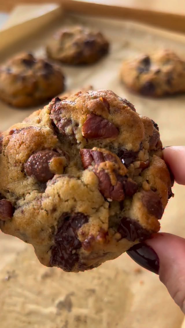 עוגיות פקאן ושוקולד מושלמותתת
או מי שמכירה פה את העוגיות נויורק שלי מהבלוג אז בסגנון הזה
יש פה פריכות רכות וקראנץ מהפקאן בקיצור עוגיות מנחמות
מתכון:
245 גרם קמח לבן
1 כפית אבקת אפיה (כפית מדידה) או 5 גרם
1/8 כפית סודה לשתיה (1 וחצי גרם) או חצי מרבע כפית 😀
120 גרם חמאה קרה חתוכה לקוביות
רבע כפית מלח
60 גרם סוכר חום כהה(1/3 כוס)
70 גרם סוכר לבן (1/3 כוס)
שוקולד מריר (140 גרם)
שוקולד חלב (140 גרם)
חצי כוס אגוזי פקאן קלויים
חצי כוס פקאן סיני מצופה שוקולד חלב
או עוד פקאן קלוי (של שקדיה/או נמכר בפיצוציות)
1 ביצה L טרופה
אופן ההכנה:
בקערת מיקסר עם וו גיטרה מניחים חמאה 2 סוגי סוכר ומלח,מערבלים דקה עד לאיחוד או פירורים דקים מוסיפים קמח אבקת אפיה וסודה לשתיה. מוסיפים מטבעות שוקולד חלב ומריר ואגוזי מלך.
מערבלים כמה שניות בעוצמה גבוה (המטבעות והאגוזים מעט נשברים וזה מעולה)
מוסיפים ביצה טרופה ומערבלים כמה שניות לאיחוד הבצק.
שוקלים כל עוגיה 60 גרם .
מכניסים למקפיא לשעתיים.
מחממים תנור ל190 מעלות
אופים רק בתנור שחומם מראש.
אופים עוגיות קפואות במשך 12 דקות
ממליצה לכם לעשות טסט על עוגיה אחת ולדעת איך זה עובד אצלכם.
התוצאה זה עוגיה שחומה זהובה חיצונית (לא שרופה)
ובפנים רכה במרכז אפילו מעט בצקית.
וזה פשוט מושלם אל תפספסו.
צפויה לכם התמכרות נעימה.
קבלו עוד טיפ כייפי
אפשר לאפות את העוגיות מתי שמתחשק (שומרים במקפיא)
רק לא לשכוח!
אופים עוגיה קפואה בתנור שחומם מראש.