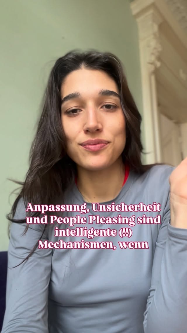 Anpassung und Pleasing ist ein intelligenter Schutz deines Systems.
Die Herausforderung: Was dich früher geschützt hat,
steht heute im Weg von echter Beziehungsfähigkeit.
Beziehungsfähigkeit beinhaltet:
• deine Bedürfnisse spüren
• Impulse regulieren können (nicht alles direkt ausagieren müssen)
• Grenzen zu halten
• Unterschiede aushalten können und gegenseitige Individualität erlauben
Also BEI DIR zu bleiben, während du im Kontakt bist.
Bald geht mein neuer Minikurs online und ich freu mich riesig ihn mit euch zu teilen!
Dort lernst du die Emotionen greifbar zu verstehen & zu navigieren, die dich anpassen und klein machen lassen.
Für meine Newsletter Community gibts 20% auf den Kurs vor dem offiziellen Launch.
Wenn du auf die Liste möchtest, kommentiere „dabei“ und ich schicke dir alle Infos persönlich!
•••
Videos wie diese dienen der Unterhaltung und ersetzen keine Begleitung. Sie dienen nicht als professioneller Rat und gehen ebenso nicht auf die Feinheiten psychischer & emotionaler Gesundheit ein (weil sie dafür viel zu individuell ist!).
🍯 schreib mir, wenn du Interesse an einer Begleitung hast
🍯 hol dir einen Selfstudy Workshop auf meiner Website
🍯 komm zu meinem VHS Workshop in Markkleeberg am 21. März
🍭 stay tuned für den neuen Minikurs „BEI MIR BLEIBEN“
www.auroraprema.de
auroraprema@gmail.com