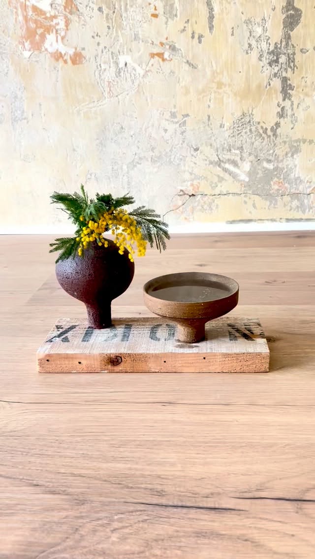 W O R K S H O P S • T E E
Tee ist mehr als ein Getränk. �Ein Ritual, ein Moment der Ruhe.�Man hält etwas Warmes in den Händen und nimmt sich Zeit.
Beim Drehen ist es ähnlich:�Zu viel Druck – die Form verschwindet.�Zu wenig – sie entsteht gar nicht.�Ein leises Zusammenspiel aus Aufmerksamkeit und Gefühl.
Die Tasse, die ihr formt, wird später euren Teemoment begleiten.�Kleine Unregelmäßigkeiten machen sie besonders –�ein Ruheanker im Alltag, der an den Moment erinnert. Achtsam.
Workshops:
ZEN·trier Dich. TEE
28.03, 25.04, 9.5 oder 20.05
Drehe deine Teetasse
cl-ay.de
•
W O R K S H O P S • T E A
Tea is more than a drink.�A ritual. A moment of calm.�You hold something warm in your hands and take your time.
Pottery is similar:�Too much pressure – the shape disappears.�Too little – it never forms.�A subtle interplay of attention and feeling.
The cup you shape will later accompany your tea moment.�Small imperfections make it special –�a quiet anchor in daily life, reminding you to pause. Mindfully.
Workshops:
ZEN·ter Yourself. TEA
28.03, 25.04, 9.5 oder 20.05
Shape your own tea cup
cl-ay.de
#Tee
#Drehscheibe
#achtsamkeit