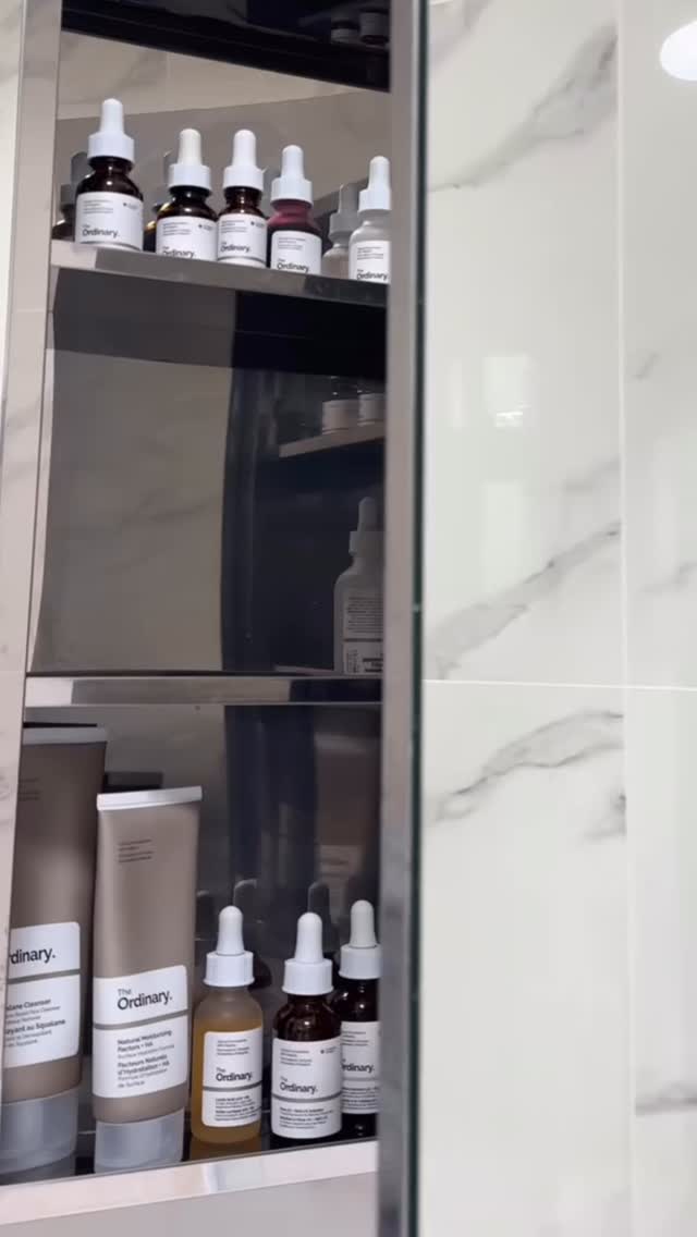 Este mes pasamos del amor romántico… al amor más importante: el amor propio 💜
Ser mujer es resiliencia, es sensibilidad, es disciplina, es belleza en todas sus formas. Y el autocuidado no es un lujo… es una prioridad ✨
Este Día de la Mujer regala bienestar, confianza y seguridad
Regala una rutina que acompañe cada mañana y noche 🧴💫
Porque cuando una mujer se cuida, se fortalece. Y cuando se fortalece… brilla ✨
Disponible productos personalizados según tipo de piel. Escríbenos por DM 💌
#DiadelaMujer #8marzo #SkincareCaracas #SkincareTips #Cuidadodelapiel