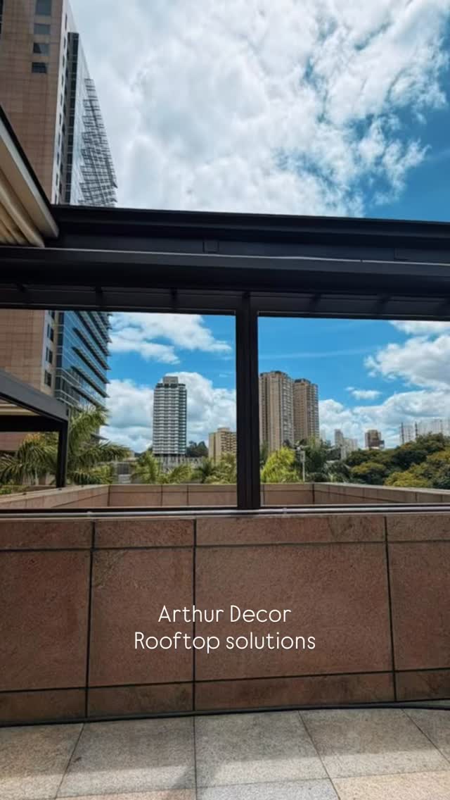 Case Hyatt SP: Como garantir o uso da área externa em qualquer clima. 🏨✨🌧️☀️
Proteção contra chuva e vento com a sofisticação que o mercado de luxo exige. As telas verticais da Arthur Decor são a solução definitiva para o mercado hoteleiro e de eventos.
Além do conforto térmico, a durabilidade e o baixo custo de manutenção permitem que esse upgrade se pague rapidamente através do uso constante do espaço, independentemente das condições climáticas.
