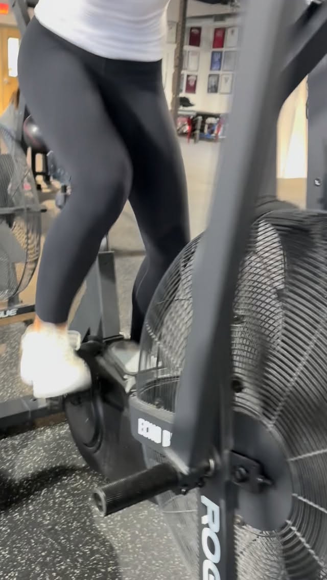 Week 1 of a new 8-week training block.
@annabellehirscht & @andersen_h2010 starting the progression.
This phase focuses on three pillars of athletic development:
• Anaerobic conditioning — improving the body’s ability to produce high power repeatedly without fatigue.
• Injury prevention — strengthening stabilizers, connective tissue, and movement mechanics.
• Power & strength — developing force production and rate of force development.
The goal isn’t just performance today.
It’s building athletes who can produce power, resist injury, and sustain high output over time.
This is how durable performance is built.
#Pipehitter #AthleteDevelopment #StrengthAndConditioning #PowerTraining #AnaerobicTraining