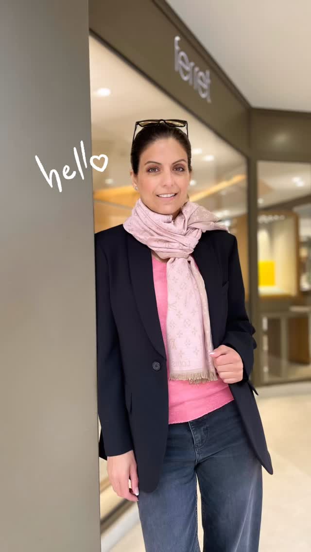 Manchmal reicht eine Wand zum Anlehnen
und ein guter Moment dazwischen.
Ich mag diese Augenblicke vor dem Start.
Kurz sammeln. Lächeln. Und dann geht’s los. 🎤✨
Bühne, Messe, Studio –
am Ende geht es immer um echte Begegnungen.
Und genau dafür bin ich da.
#Moderatorin #Messeleben #Eventmomente #BehindTheScenes #LoveMyJob