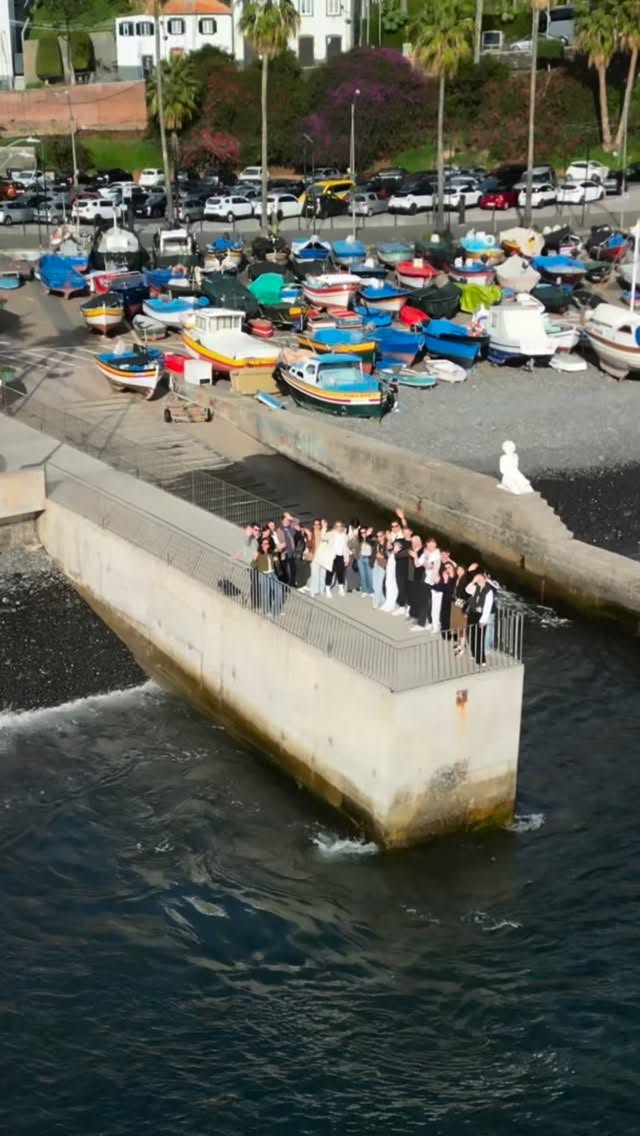 Teamwork braucht manchmal einfach die richtige Umgebung. 🌿
Unser diesjähriges ADVICON Kick-Off hat uns nach Madeira geführt.
Nach dem offiziellen Teil ging das Teambuilding erst richtig los:
Am Samstag haben wir die Insel bei einer gemeinsamen Bustour erkundet. Zwischen beeindruckenden Landschaften, traditioneller Küche und natürlich dem ein oder anderen Poncha hatten wir einen unglaublich schönen und vor allem lustigen Tag zusammen.
Solche Momente zeigen immer wieder, wie wichtig Teamgeist, Austausch und gemeinsame Erlebnisse für eine starke Zusammenarbeit sind.
Wir nehmen nicht nur tolle Erinnerungen mit – sondern auch jede Menge Motivation für das kommende Jahr. 🚀
#ADVICON #teambuilding #team