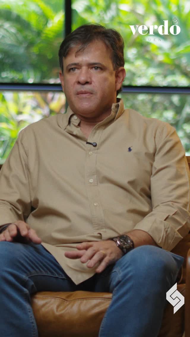 Neste vídeo, Paulo Renato, arquiteto do projeto Verdô Bueno, fundador da Norden em Goiânia fala da parceria com a Serca Construtora e a alegria de ver um empreendimento tão bem executado.
Paulo Renato está há 25 anos no mercado imobiliário, já tem 6 milhões de metros projetados e mais de 44 torres lançadas.
Paulo reafirma a satisfação em fazer parte de um projeto como este, no qual o verde é o protagonista e por isso o morador ao entrar no edifício já desfruta da satisfação de se sentir em casa.
O ar nostálgico de muitas plantas na entrada do prédio já abraça seus moradores. O projeto foi desenvolvido portanto com uma decoração sensacional para que as pessoas se sintam em casa em qualquer lugar da área comum. O maior diferencial do Verdô Bueno é que todas as áreas de lazer, e inclusive a área gourmet, foram pensadas para se parecer com uma casa, uma residência mesmo.
A localização fantástica desse empreendimento favorece trajetos a pé e reforça uma relação cuidadosa com a cidade e a vizinhança. O Verdô Bueno está a 200m da praça T-23, no coração do setor Bueno, perto de escolas e supermercados, permitindo que o morador desfrute do seu bairro à pé.
As duas entradas — residencial pela Rua T-28 e comercial pela Rua T-9 com o MOL da fachada ativa — separam fluxos, trazem conforto e contribuem para um urbanismo mais saudável, além de convidar o bairro a participar do prédio pela parte comercial, sem comprometer a parte residencial.
Um projeto marcante como nunca visto, cheio de propostas inovadoras! Simplesmente mágico.
#sercaconstrutora #tradicaoinspirafuturoseconstroi #apartamentogoiania #verdobueno #apartamentosetorbueno nordenarquitetura