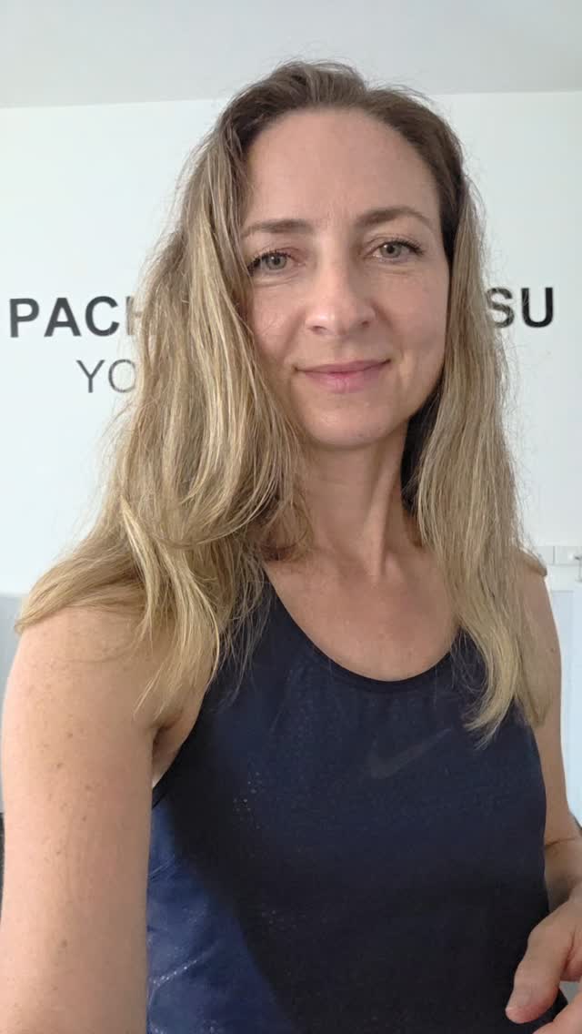 This Arm Pull Fascial Maneuver gently works through the connective tissue of the arm, shoulder and chest.
By slowly lengthening and spiralling the arm, you stimulate the fascia to hydrate and glide more freely. Many people experience a feeling of lightness, space through the shoulders, and improved mobility.
Small movement.
Deep effect.
Curious to explore how your body can move with more ease?
Join me in my class and experience it for yourself.
Book now link in my bio
#fascialmaneuvers #humangarage #healyourbody #newclasses#thezuzimethod