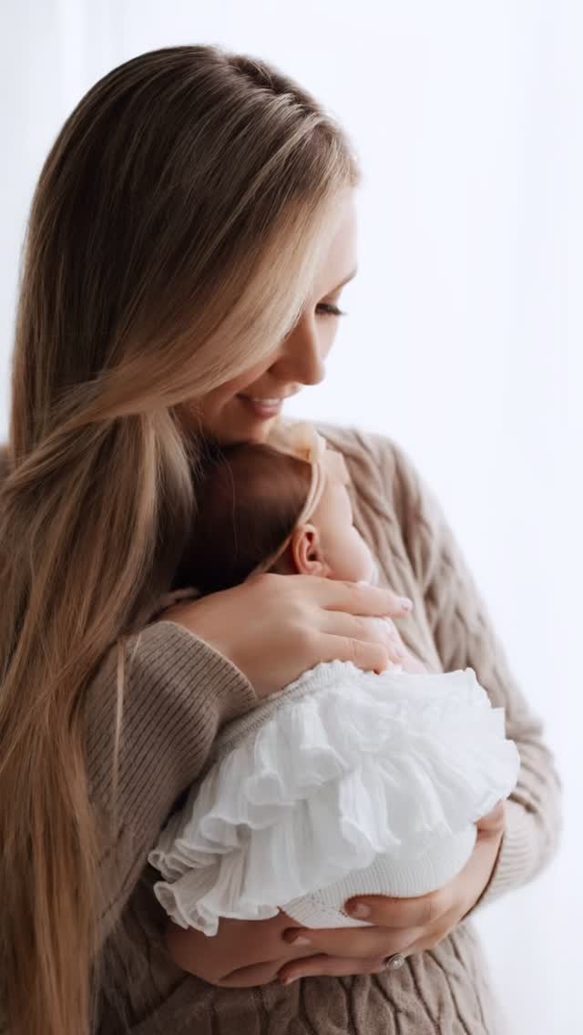 Are you worried your baby won’t go to sleep during their newborn shoot?
Don’t stress! There are so many gorgeous images we can capture when they’re awake ♥️
We will go with the flow and let them decide if/when they’d like to sleep. There’s no pressure, and we’ll capture some gorgeous images no matter what they decide to do 🥰