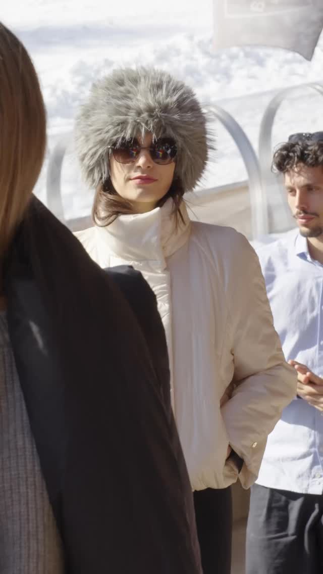 Letzten Samstag wurde die Terrasse des Restaurants @stueva_arosa wieder zum Laufsteg. Zwischen Pizza, Drinks und Sonnenschein präsentierten Models die aktuellen Kollektionen von @ina_kess und die Brillen von @swissflex_official ,begleitet von guter Musik und entspannter Stimmung.
#boutiquejelen #fashion #inakess #swissflex #winterstyle