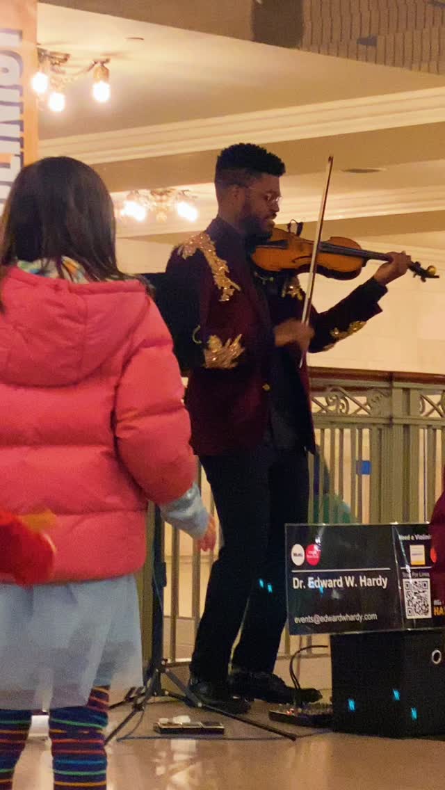This is why I do this!
23 seconds of @kendricklamar’s “Not Like Us” and the kids turned @grandcentralnyc into a dance floor!
The music is for everyone at my “Subway Series” performances!😆🎻
🎥: @jean_bonnard_
#violinperformance #notlikeus #grandcentralterminal #violinist #violincover