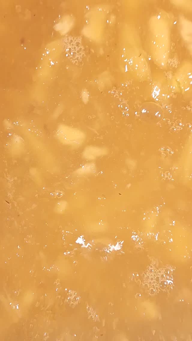 Mood du jour : 🍐🔥
Rien de tel que l'odeur (et le son !) de la confiture Coeur de poire qui mijote doucement dans le chaudron.
La perfection prend du temps. Une exclusive Atelier-boutique! 🍯
.
.
.
#confiture #slowfood #producteurlocal #petitdéj #confituresatypiques