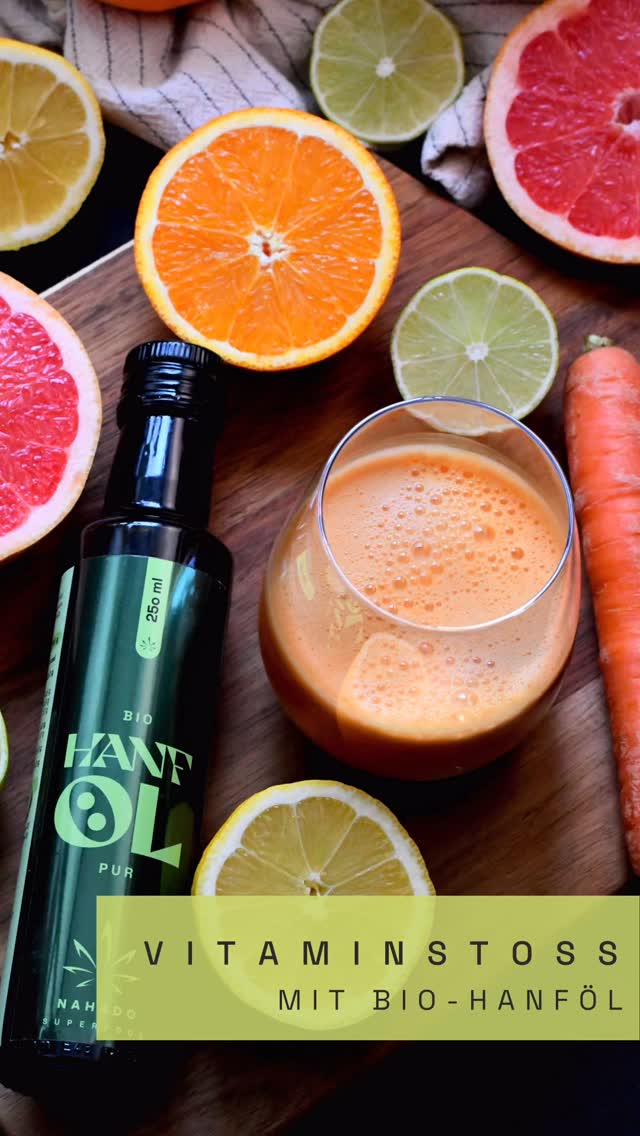 Frischer Immun-Boost mit einem besonderen Extra
Wenn sonnengereifte Zitrusfrüchte auf süße Karotten treffen, entsteht ein Saft voller Vitamine, Antioxidantien und natürlicher Frische. 🍋🥕
Die enthaltenen sekundären Pflanzenstoffe unterstützen dein Immunsystem, während Beta-Carotin aus den Karotten deinen Körper mit wertvollem Provitamin A versorgt – gut für Haut, Zellen und Sehkraft.
Der kleine, aber entscheidende Schritt kommt zum Schluss: ein Teelöffel Bio-Hanföl. 💚
Die gesunden Fettsäuren helfen dabei, die fettlöslichen Vitamine – wie das Beta-Carotin – besser aufzunehmen. So kann dein Körper die Nährstoffe optimal verwerten. 💡
Gleichzeitig liefert das Hanföl Omega-3- und Omega-6-Fettsäuren, die deine Zellen unterstützen und für innere Balance sorgen. ✨
Tipp: Gebt den Saft und das Öl in einen Mixer, so verbindet sich alles optimal. 🌱
#immunbooster #hanföl #karottenliebe #bewussteernährung #gesundundlecker