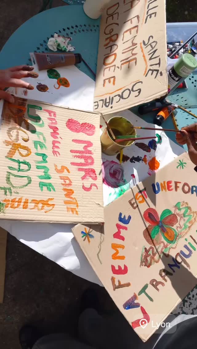 đ Les pancartes ont Ă©tĂ© rĂ©alisĂ©es par les femmes dâAu Tambour ! đ
đ Un week-end de mob pour les bĂ©nĂ©voles dâAu Tambour ! đ§Ą
đ«°đŒMerci pour lâinvitation @lie.e.s @mjc_confluence đ
đĂ la Mission ĂgalitĂ© de la @villedelyon pour lâorganisation du Forum des assos fĂ©ministes đ
#autambour ââđ»âđŒâđœâđŸâđż fĂ©ministes antiracistes antifascistes