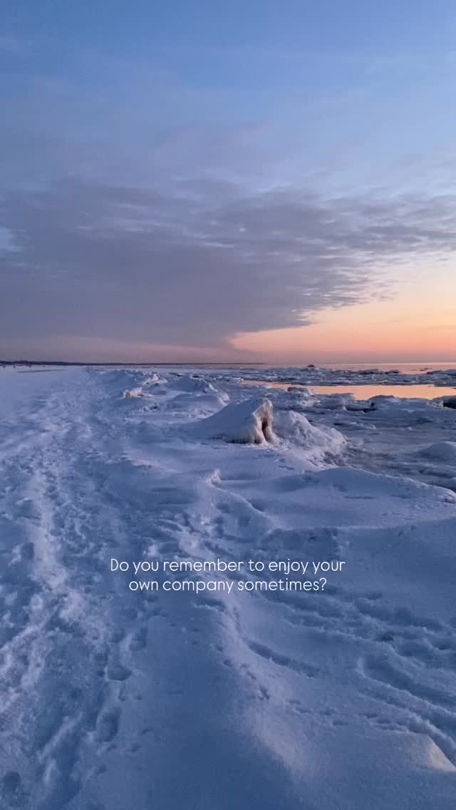 What’s your relationship with yourself?
Do you feel like you can enjoy things by yourself, or do you always have to share moments with others?
When we have a hard time liking ourselves, it can feel unbearably-lonely to be by ourselves. We often place our worth outside of others and only enjoy the time shared with others, while we ”survive” or ”get through” the time when we’re alone, often by distracting ourselves through scrolling social media, or watching shows, gaming, etc.
Even though we’re social beings and are not meant to live all our lives alone, time in solitude offers amazing benefits, like:
🧡 you get to recharge
🧡 you strengthen your connection to yourself
🧡 you gain new ideas and inspiration when everything around you gets quiet
🧡 you create memories that are precious to you
🧡 you become more clear on what’s right for you
🧡 you get to do things you enjoy without any outside input
🧡 you feel empowered and whole as you are
I used to be really bad at being by myself. Doing a roadtrip by myself and stopping along the way to enjoy the view would only have made me sad. It’s through years or personal development work, like therapy, yoga, somatic work, etc I got comfortable at being by myself. And the best benefit of it all?
- I don’t need people around me to make my life good. My life is already amazing and the people who are in my life are the ones I mindfully choose to add to it 🩷
You don’t have to do things alone, but when you become your own best friend, your life automatically becomes more filled with the right connections 🥰
Remember to enjoy your own company sometimes ✨
#therapy #loneliness #selflove #solitude #samtalsterapi