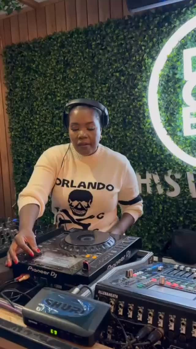Ntombi Meso from Radio 2000 blessing us with beautiful music 🎶❤️