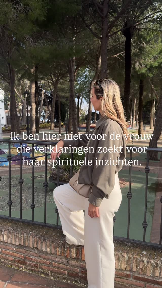Ik ben er voor de vrouw die mindblowing inzichten heeft gehad door al het innerlijk werk dat ze heeft gedaan.
Maar die voelt dat de vertaalslag naar haar echte leven ontbreekt.
You know who the f*ck you are.
En wat je hier te doen hebt.
Maar je leeft het niet.
Jarenlang innerlijk werk gaf me zoveel inzichten.
Alle opleidingen, sessies en trajecten die ik heb gevolgd. Wow. Wat een reis.
Maar het wordt pas echt mindblowing als je die inzichten ook vertaalt naar je dagelijkse leven.
Als je keuzes maakt die kloppen en stopt met jezelf te verliezen in het universum.
Het leven is namelijk hier te doen.
En dat is exact waar ik je bij help.
Concrete stappen zetten, zonder te blijven zweven.
Boek jouw Akasha Soul Reading via de link in bio.
#akashareading #vrouwelijkleiderschap #spirituelegroei #akasha