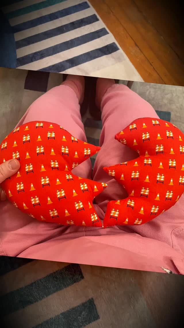 Hello Rainbow Beardos! Last month we had a pretty sweet show @thewilburygroup on Valentine’s Day about mending broken hearts and I made this helpful zine as a reminder of the themes in the show! It even helped to mend a broken heart in the show’s aftermath! Watch this to learn more and let me know if you want one of your own! Send me a DM if so ☺️🌈💖
Mended 💔 by @zoebarbanogrinder
🎵 by @dolphindegeorge