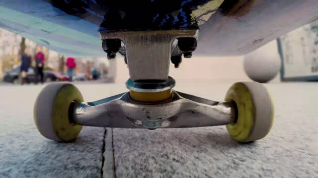 Das Leben trifft uns nicht immer sanft.
Doch manchmal braucht es genau diese Härte, um den Kontrast zu erschaffen, durch den wir Liebe, Freude und selbst Schmerz wirklich schätzen lernen.
#realityoftruth #thatslife #yinyang #skateboarding #art