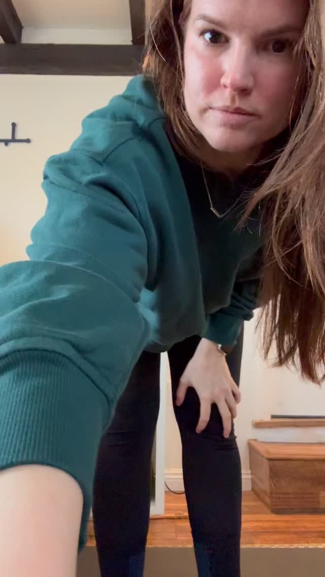 Get ready with me as I prep for a podcast interview 🙆♀️😝 🐕🦺👅🗣️
This is a lil peek into the type of voice and presence warm-up I do before speaking engagements like when I taped an episode of @maryspodcast with @maryscupofteaa last week. The whole warm-up, plus my tea-making, took about 20 minutes total. Here’s a quick recap of what I did:
✅Whole Body/Breath
➡️Draped over a yoga ball. (This is def great for opening up breathing but I mostly did it impulsively in a moment of playfulness/to release some nervous energy)
➡️Forward Fold/Waterfall Tremor
✅Articulators
➡️Gurning
➡️Jaw Massage
➡️Tongue Root Stretch
➡️Lip Stretches
✅Resonance & Vocal Ease
➡️Sounding & Pitch Play
➡️SOVTs using a straw
➡️Nasal Sirens
➡️Tongue Trills
➡️Other Resonance activators
✅Presence
➡️Orientation and body scan: did this right before I got on camera to help myself “land”
➡️Practiced some sample answers OUT LOUD
➡️Made some tea (gifted from my bestie, Robin)
➡️Got kisses from (and later kicked out) my dog, Blue