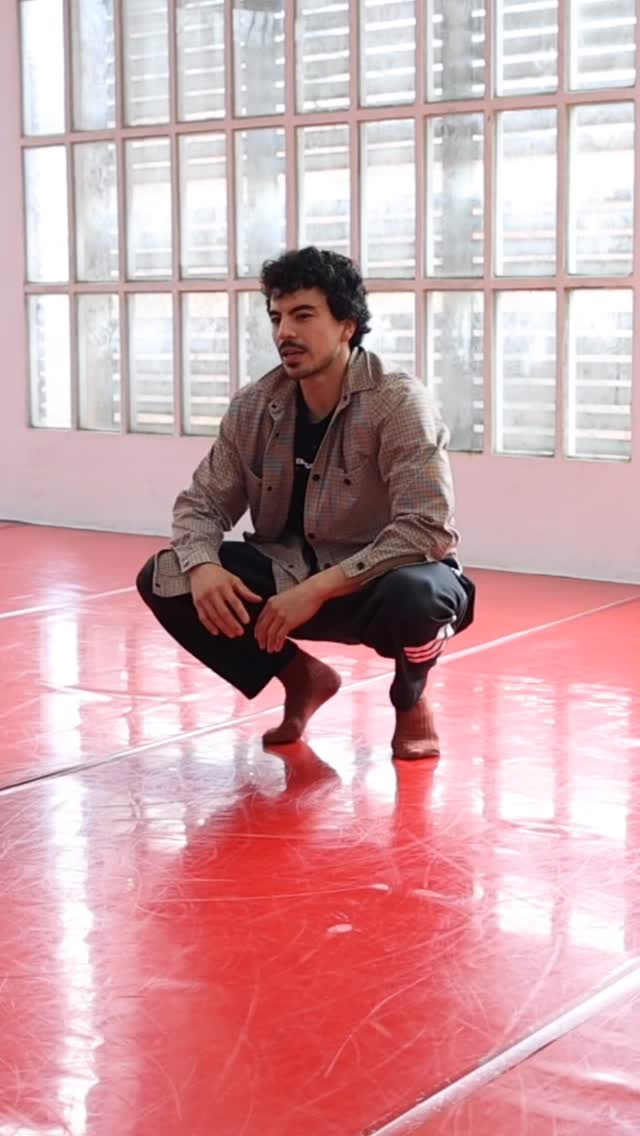 Los conceptos de footwork son fundamentales para entender cómo distribuir el peso corporal de manera eficiente durante el movimiento.
Cuando aprendes a trabajar correctamente con los cambios de peso, no solo te mueves más rápido y con mayor fluidez, sino que también reduces el riesgo de lesiones innecesarias.
En disciplinas como Breaking, el entrenamiento funcional y otras prácticas de movimiento, el control del peso corporal marca la diferencia entre forzar una articulación o aprovechar la inercia a tu favor.
Trabajar el traspaso de peso, la alineación y la base de apoyo permite:
• Mejorar la velocidad y la precisión en el movimiento
• Reducir la sobrecarga en rodillas, tobillos y muñecas
• Optimizar la eficiencia energética
• Aumentar la seguridad en transiciones y cambios de nivel
Cuando comprendes cómo mover tu centro de gravedad, el movimiento se vuelve más natural y económico.
No se trata de hacer más fuerza, sino de usar mejor la que ya tienes.
Integrar estos conceptos en tu práctica diaria te ayuda a construir una base sólida, especialmente si entrenas disciplinas como el breaking, la danza urbana o el entrenamiento corporal sin material.
Aprender a usar el peso a tu favor es una herramienta clave para progresar de manera inteligente, sostenible y segura.
#Footwork #TrabajoConPesos #PrevencionDeLesiones #Breaking #MovimientoConsciente