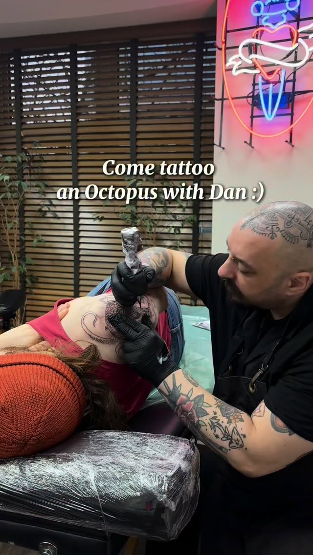 Octopus done by Dan :)
Any similar ideas or blackwork designs wanted - pop us a message ! #blackworktattoos #tattoos #tattooist