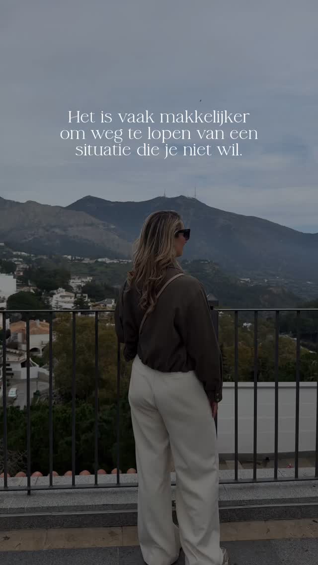 Ze zat met haar rug naar haar man en dochter toe. En zij ook naar haar.
Een confronterend beeld dat door kwam tijdens de Akasha reading.
´We zijn uit verbinding´ zei ze.
Ergens wist ze dit wel maar was ze die realiteit aan het ontlopen.
Druk met het runnen van haar bedrijf en de zorgen binnen haar gezin. Onderweg waren ze elkaar kwijtgeraakt.
Dit beeld kwam binnen en zorgde direct voor een shift.
Erkenning in plaats van ontkenning voor de situatie.
En vanuit daar ontstond perspectief.
Het is makkelijker om weg te lopen van een situatie die je niet wil.
Maar als je stopt met weglopen voor de realiteit creëer je ruimte voor een oplossing.
En vanaf daar heb je geen excuus meer.
Boek jouw Akasha Soul Reading via de link in bio.
#akashakronieken #reading #zelfinzicht #innerlijkwerk