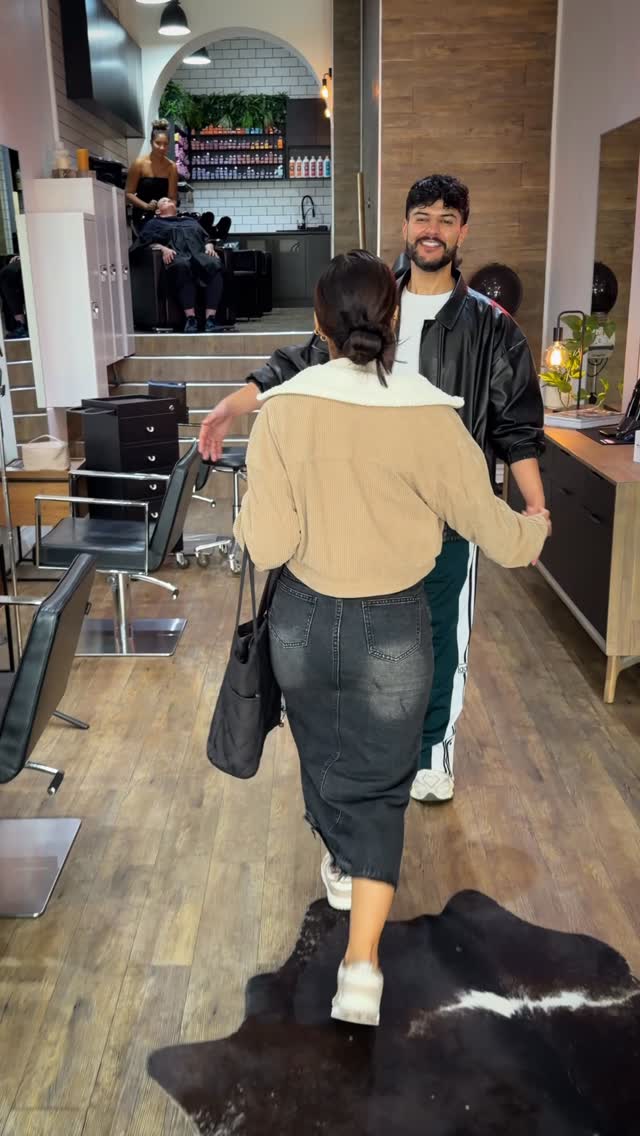 Rich brunette tones, seamless dimension, and effortless shine.
Healthy, glossy hair will always be the ultimate luxury. ✨@fabian_mrtsalon #richmondhairsalon #mrtsalon #richmondblondesalon #richmondhairdresser #balayage