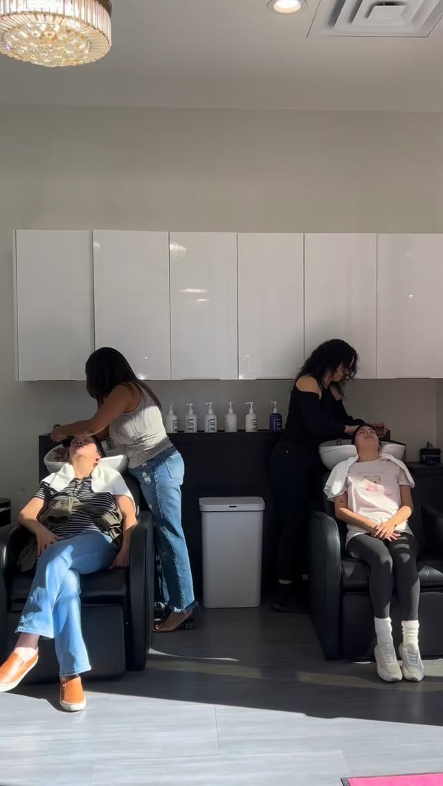 Nothing better than someone else shampooing your hair 💓
#ablowdrybar #lasvegasblowout