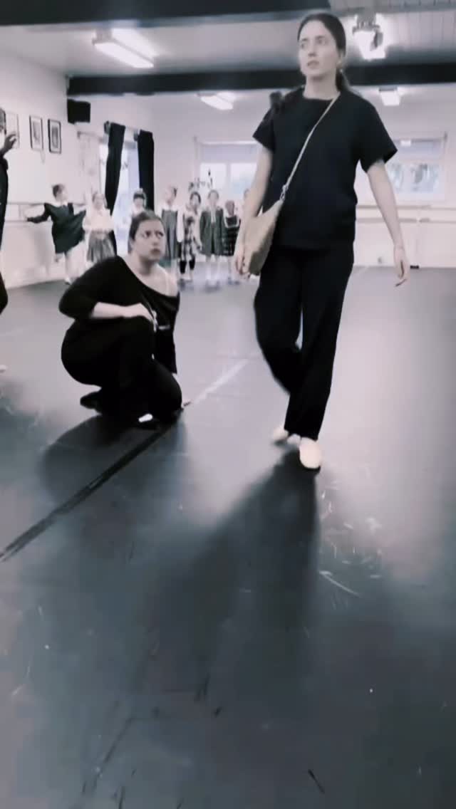 Die Proben laufen auf Hochtouren 🩰
Noch nicht perfekt. Noch nicht fertig.
Aber voller Herz💖
Es wächst mit jeder Probe 🫶🏼 und wir können es fühlen ✨ Emerald Dreams wird ein Traum💚
#balletschoolbarbarabortoli #utzenstorf #emeralddreams #rehearsals