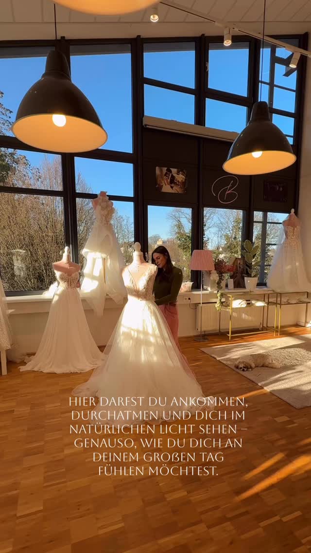 ☀️
So fühlt es sich an, wenn die Sonne unseren Store erfüllt… 🤍
Wenn warmes Tageslicht durch die Fenster fällt, entsteht eine ganz besondere Atmosphäre.
Stoffe wirken weicher.
Details werden sichtbar.
Und plötzlich wird aus der Suche ein echtes Gefühl.
Hier darfst du ankommen, durchatmen und dich im natürlichen Licht sehen – genauso, wie du dich an deinem großen Tag fühlen möchtest.
Wir begleiten dich mit Ruhe, Zeit und ganz viel Herz auf dem Weg zu deinem Kleid.
Folge uns und erlebe die schönsten Momente einer Brautkleidreise mit uns.
#hochzeitskleider #brautmode #nofilter #hochzeit2026 #braut2026
Brautmoden
Brautanprobe
Wir heiraten 2027