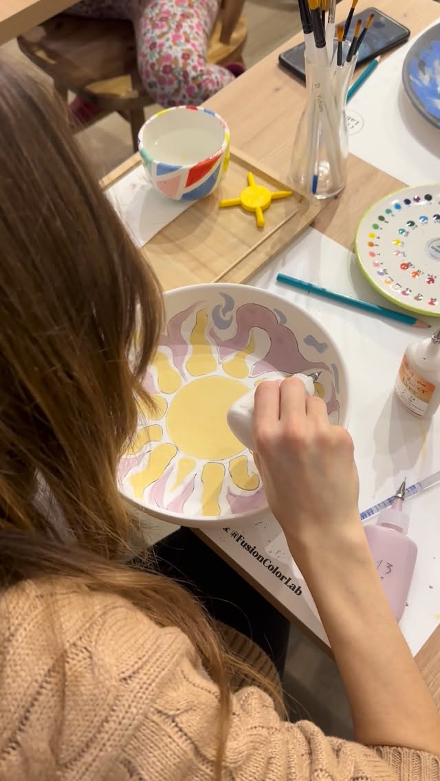Descubre experiencias creativa únicas decorando cerámica con el mejor acompañamiento profesional en Fusion Color Lab 🍶💫
¡Te esperamos!
📍Carrer Roger de Flor 149 (Barcelona)
#Ceramica #Barcelona #Creatividad #PlanesBarcelona #BarcelonaThingsToDo