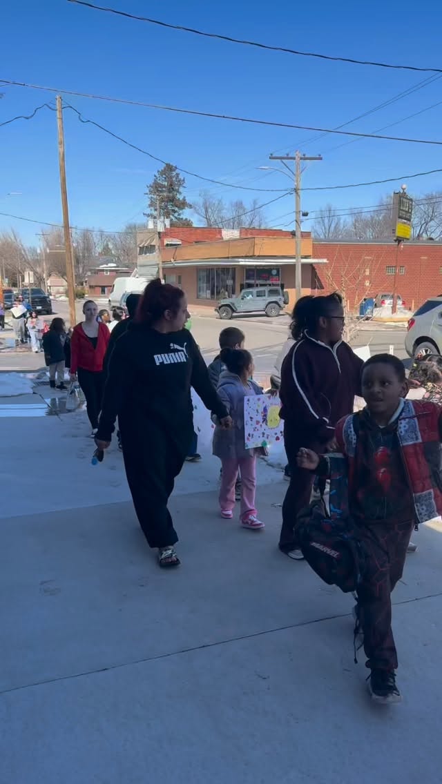 Oak Park Elementary’s kindness walk completely made my day, so much joy and sweet little signs from every student! @desmoinespublicschools 🩷 #desmoines #dsm #oakpark #oakparkelementary #bekind