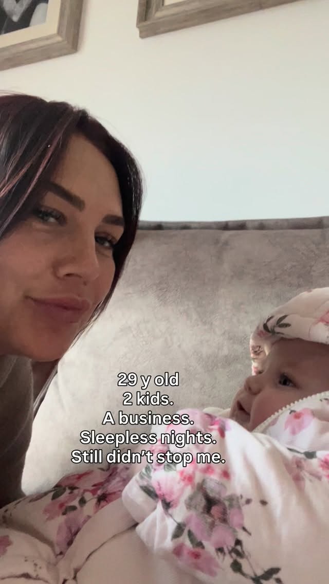 Having kids changed your body.”
Yes.
And it changed my mindset too.
Stronger.
More disciplined.
Less excuses.
2 kids. A business. No sleep.
Still showed up.
Stop waiting for “easier”.
Build it in the chaos.
#motherhoodfitness #motherhoodjourney #femaleonlinecoach #fitnessjourney #busymums