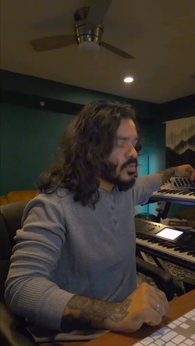 My track “Tenerife” was originally designed to move with your breath.
The synth swells expand and contract to gently guide your inhale and exhale; like ocean tide.
What started as a grounding meditation in Tenerife evolved into an electro-acoustic piece built for stillness.
Take 30 seconds to breathe :)
Out now on all platforms, links in my bio 💙