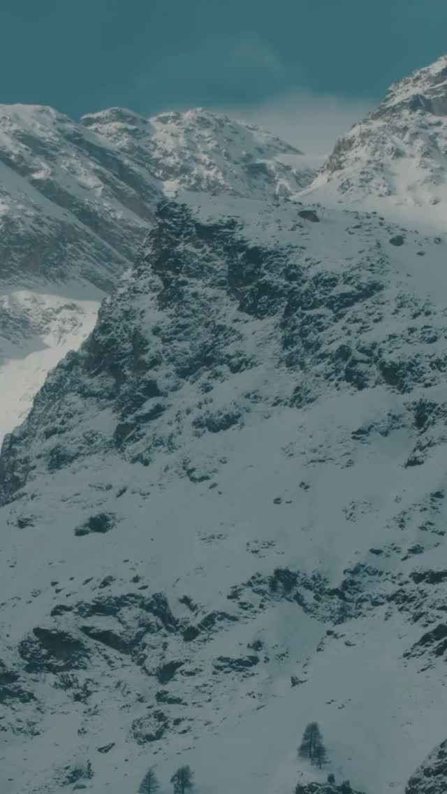 Strip Tower (962)
- Sils Maria | Lake Silvaplana
- Présentée par Luma Foundation dans le cadre de Elevation 1049
- Visible jusqu’au printemps 2029
Architecture temporaire.
Dialogue permanent avec le paysage.