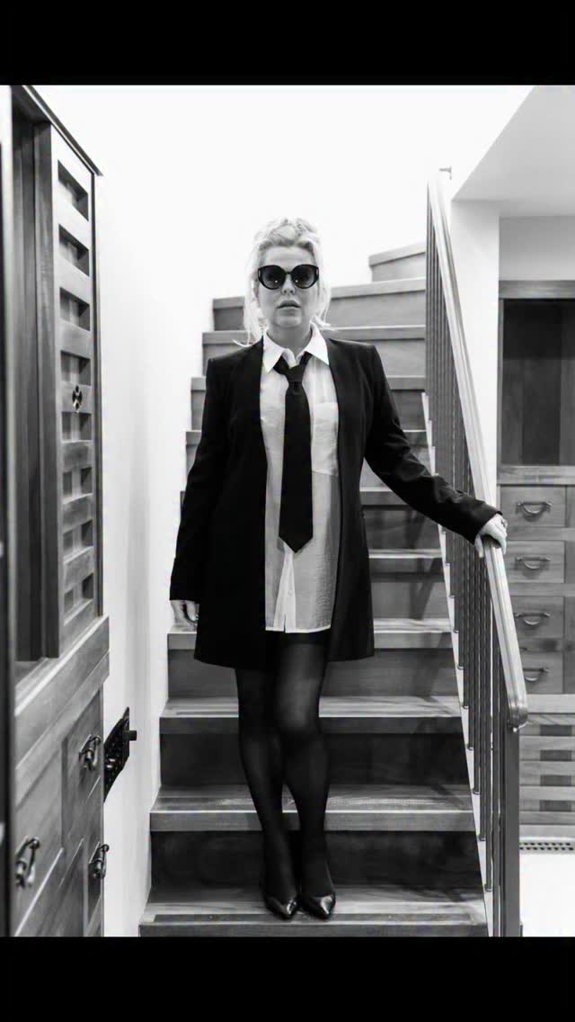 Let’s Talk Branding! Even if you don’t have the extra 💰for 📸’s, grab yourself a tripod off of Amazon or your local favorite Superstore, most come with remotes. Easy tip: Start the 🎥 and pose. Hold. Then try another a pose 🕺🏼 With a little editing 🤳🏼 or an editing app; Voila ✨ New branding pictures! Or at least new photos to filter into your content. Bonus 🖇️ it helps you feel a little more loosey-🪿in front of the 📸 next time you get the professional’s done! 😘