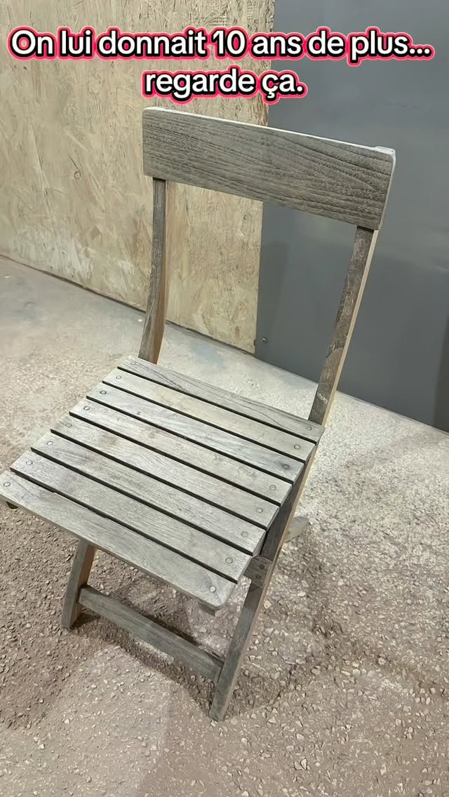 ✨ Tu ne vas pas croire le résultat… ✨
Cette chaise en teck était terne, grisée par le temps, fatiguée…
Et regarde-la maintenant 😳🔥
Grâce à l’aérogommage, on a retiré des années d’usure en quelques minutes.
Pas de décapage agressif.
Pas de produits chimiques.
Juste une projection ultra fine qui révèle la vraie couleur naturelle du bois 🌿
Le teck retrouve :
✔️ Sa teinte chaude et authentique
✔️ Son veinage profond et élégant
✔️ Son aspect brut, comme au premier jour
On dirait qu’elle sort tout droit de l’atelier… alors qu’elle avait déjà vécu des années 🪑✨
C’est ça la magie de la rénovation.
Redonner vie au bois. Respecter la matière. Sublimer l’existant.
Si toi aussi tu aimes voir des transformations avant / après ultra satisfaisantes 🤩
👉 Abonne-toi maintenant pour découvrir nos prochains projets.
Tables, chaises, meubles anciens, extérieurs…
Le bois n’a pas dit son dernier mot 🔥🌳
Prochaine transformation… encore plus impressionnante. Tu restes ? 👀✨#aerogommage #bois #fyp
