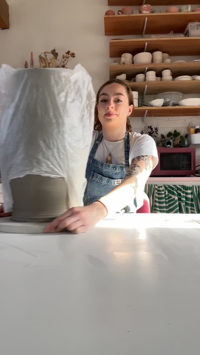 ✨week 7 throwdown challenge✨
✨inspired by @jotaylorceramics and using Naomi’s big fat pot I embellished with floral clay sprigs. Lots of fun, wish it was longer as I was just getting into it✨
✨ngl hate the feeling of a sharp knife on a plaster batt but I did enjoy the simplicity of it. Satisfying✨
✨join us Sunday for more slam down challenges!🫡✨
Also yes I’m not sure what I’m hair is doing here, move along x