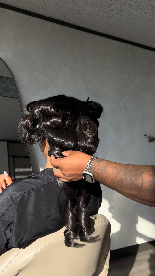 Middle part quick weave will always be a classic 🫶🏾#houstonhairstylist #houstonquickweaves #houstonquickweave