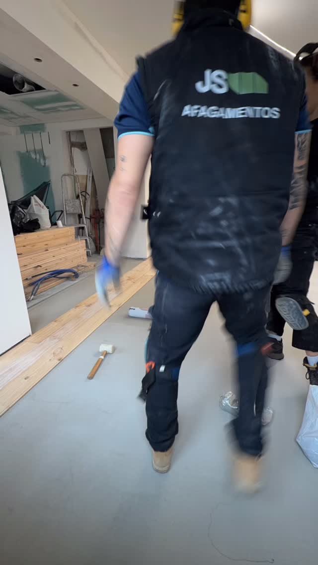 Uma pequena demonstração de um trabalho com a primeira etapa concluída.
Apartamento com um pouco mais de 90m2, onde aplicamos autonivelante e agora assentamos o soalho em pinho.
Quando as obras estiverem mais avançadas voltamos com o afagamento e envernizamento.
Até já 👋😉
…
A small demonstration of a project with the first stage completed.
Apartment of just over 90m2, where we applied self-leveling compound and are now laying the pine flooring.
When the work is more advanced, we will return with sanding and varnishing.
See you later 👋😉
#jsafagamentos #soalho #pavimentodemadeira #soalhomaciço #obrasportugal