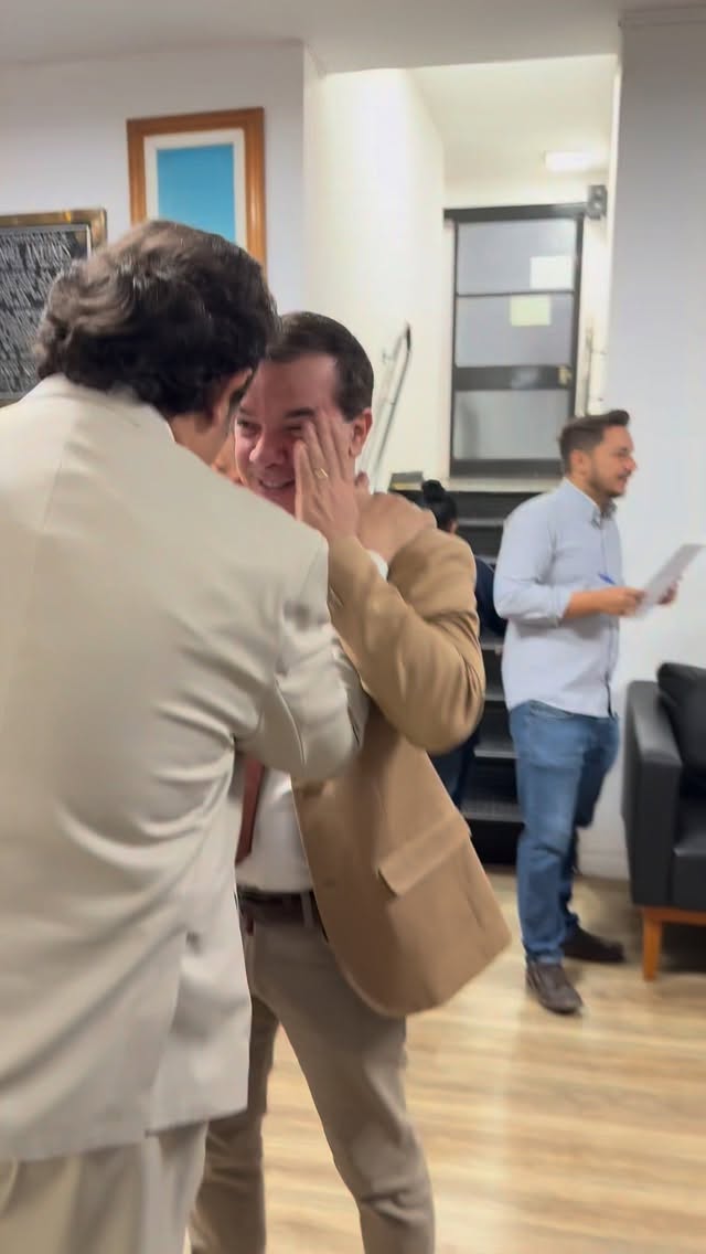 BRANCO VOLTA À CÂMARA PARA A VOTAÇÃO DA PLANTA GENÉRICA
O secretário de Governo, Anderson Branco (PP), pediu exoneração do cargo no Executivo e reassumiu a cadeira na Câmara Municipal em meio à votação do projeto que revoga a Planta Genérica de Valores (PGV), base de cálculo do IPTU.
Rodrigo Garzon, assessor da pasta, assume interinamente como secretário de governo.
A movimentação ocorre em um momento de tensão política