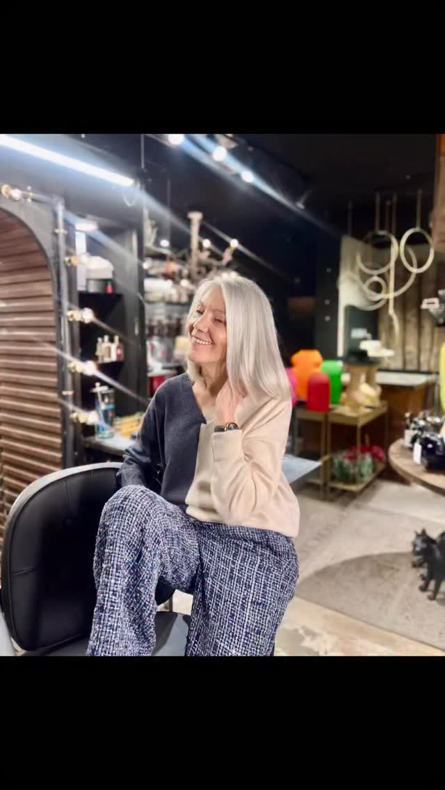 CREER EN TÍ .
Y confiar en tu intuición. En la voz interior que a veces silenciamos porque lo que nos dice no nos gusta.
Porque preferimos elegir esa fantasía que hemos creado a pesar de que sabemos que explotará como una pompa de jabón en el aire sin casi tocar tierra …
Hoy con mis amigos Isaac y Nano hablábamos de la importancia de esa autenticidad ,de avanzar siendo fiel a quien eres en realidad y de vivir tu momento reflejando y defendiendo tu esencia y tu verdad.
Me pregunto: Qué me falta y qué me sobra para conseguir esa verdad?
Yo necesito más tiempo para mí en silencio, leyendo y estudiando.
Más encuentros no virtuales.
Conversaciones en persona. Escuchar y observar lo que te quieren decir y comprenderlo porque te llega sin pantalla.
Más llamadas, menos mensajes.
Más abrazos reales y menos “tenemos que vernos “
Al salir de su salón con mi melena renovada, me compré otro libro de mi lista “Los amantes de la Noche “ de Mieko Kawakami .
Os contaré!
#intagood #fashion #hair #lasreflexionesdecaminovilla #descubreconcaminovilla