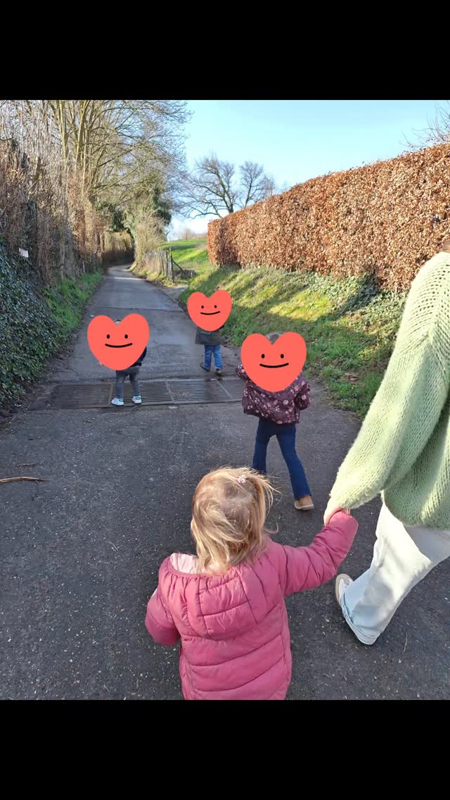 Vandaag op pad naar de boerderij 🐮
Onderweg genieten van het uitzicht en de ☀️
#buiten #natuur #wandelen #boerderij #kleinschaligekinderopvang