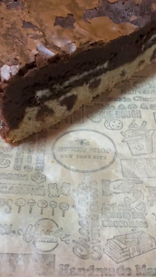 DO ME DIRTY! This Insanely Delicious BIG BROWNIE from @mybigfatcookie is here just in time to get your weekend started! Three yummy layers: Chewy Chocolate Chip Cookie, stuffed with Oreo Cookies and topped with Fudgy Brownie! 😍
#brownielovers #cookielovers #uesnyc #munchies #bestcandystorenyc2025