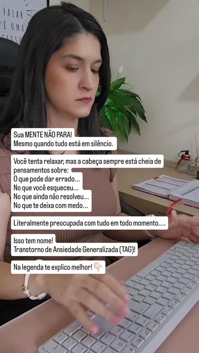Se você sente que sua mente nunca desliga, mesmo quando tudo está aparentemente bem, isso pode ser mais comum do que parece.
No Transtorno de Ansiedade Generalizada (TAG), o cérebro funciona como se estivesse sempre tentando prever problemas.
Ele pensa em tudo que pode dar errado.
Analisa cada detalhe.
Tenta controlar o futuro.
Só que esse estado de alerta constante traz consequências:
• tensão no corpo
• cansaço mental
• dificuldade para relaxar
• preocupação excessiva
• sensação de que algo ruim pode acontecer a qualquer momento
E muita gente passa anos achando que isso é apenas “o seu jeito de ser”.
Mas não é.
O TAG não é fraqueza.
É um cérebro treinado a viver em alerta.
A boa notícia é que isso pode ser tratado.
Na terapia cognitivo-comportamental (TCC), trabalhamos para:
✔ diminuir o excesso de preocupação
✔ treinar o cérebro a sair do modo alerta
✔ lidar melhor com pensamentos catastróficos
✔ recuperar a sensação de calma e controle
E aos poucos, aquela mente que parecia impossível de desligar começa a encontrar pausas.
👉 Se quiser entender melhor como funciona a terapia comigo, escreva TERAPIA aqui nos comentários ou me chame no WhatsApp (link na bio) que eu te explico direitinho!
Salve este post para se lembrar:
nem tudo que a ansiedade diz é verdade.