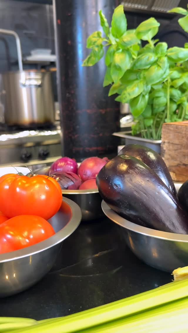 Dernière réalisation, tournage, montage et animation pour @lebarapatesdecarmelo #graphmoska