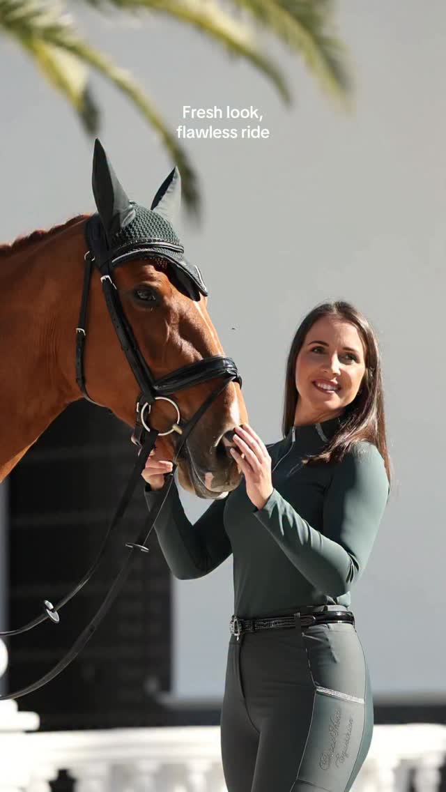 Elegancia en cada salto, @estefania_bustos_ales con nuestro verde blingbling ✨💚
Flawless riding, @estefania_bustos_ales with our green blingbling ✨💚
📸 @ambracero @twohearts_portrait
#equestrian #dressage #ridingoutfit #equestrianfashion #rider